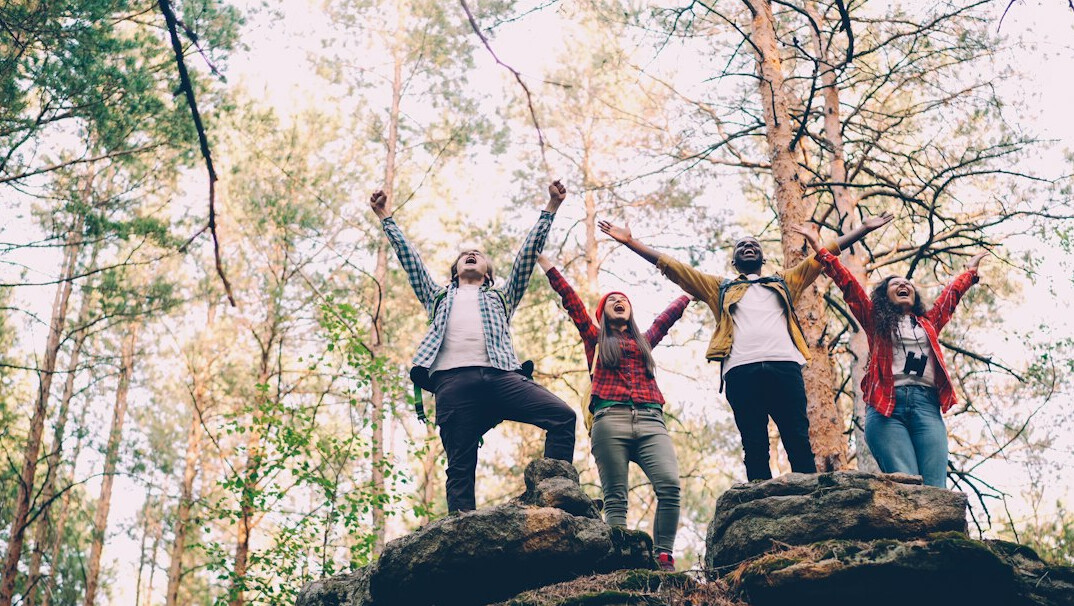 leader inspiring team outdoors